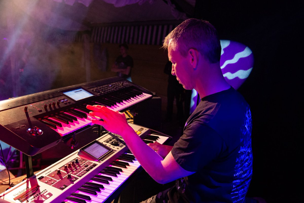 WildHeart_Band's tweet photo. Peter Albert – 🎹Keyboards🎹 bei Wild@Heart
Location: #Partynacht #Bergerfurth / #Wesel
Date: 07/06/2019
📸(c) Herbert Menzel
#keyboarder #keyboard #keyboardist #keyboards #keyboardplayer #coverband #wildatheart #korgkrome #rolandfantom #unpaidadvertisement #korg #krome #roland https://t.co/cPKtNCpT3d