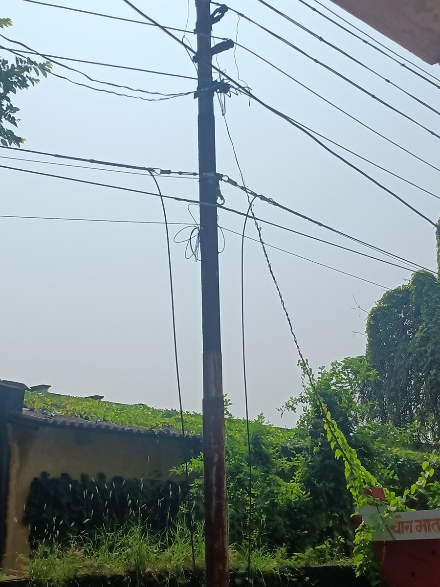 ErNripendraRai's tweet photo. कौन जिम��मेदार है ?? इस तरह की लापरवाही का ।
अगर किसी दिन कोई अनहोनी होती है तो कौन जिम्मेदारी लेगा ? 
ईशापुर सदर जौनपुर की तस्वीर 
@UPPCLLKO @jaunpurpolice @puvvnljaunpur @myogiadityanath @CMOfficeUP @DMjaunpur https://t.co/eDRuffD1h0