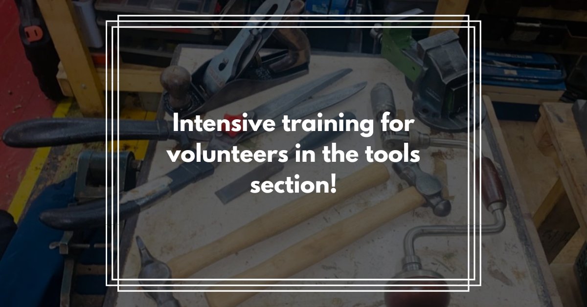 These 2 last weeks our new volunteers from the tools section received intensive training, run by John, on tools refurbishment!
Solène, Christian and Mehdi are now experts to fix hammers, braces, vices, chisels, hedge scissors and planes!

#volunteering