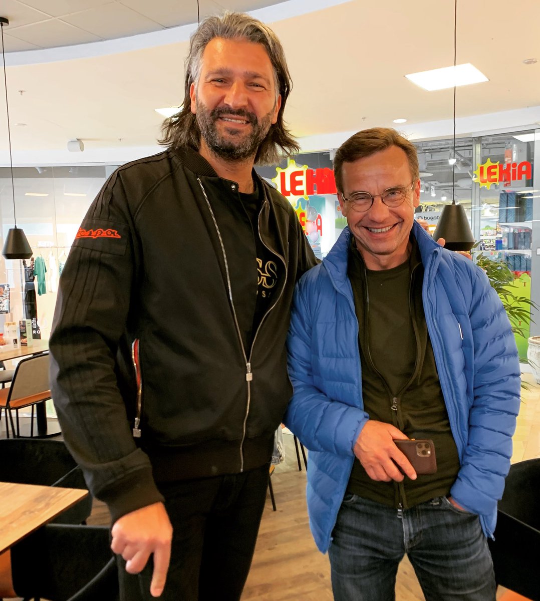 Tony_Garabet's tweet photo. 🇸🇪Stort grattis till vår nya stadsminister Ulf Kristersson🙏min bön är att GUD ska ge dig vishet och leda dig i kunskap  att styra och fatta rätt beslut tillammas med de andra som ska leda vårt Sverige till välsignelse frid och framgång och allt goda framtid ! Lycka till 💙🤍 https://t.co/BusuNFJytT
