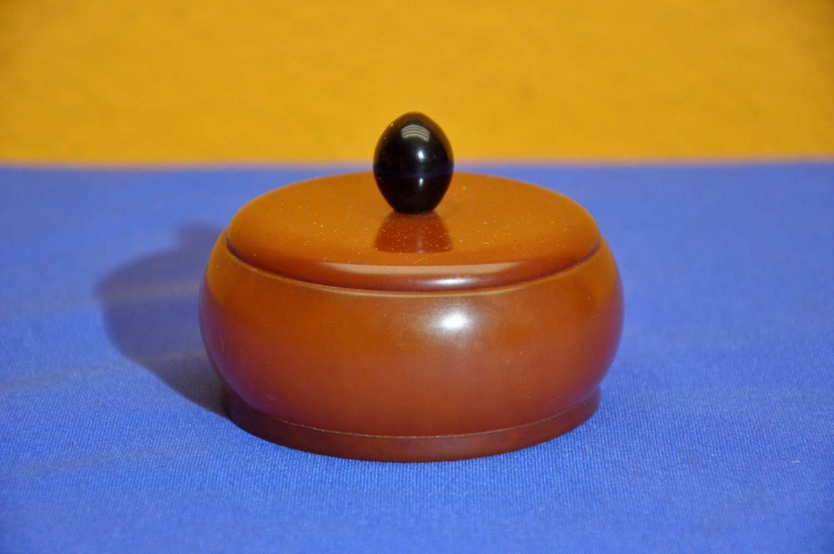 #forsale #zuverkaufen  at/bei #KuSeRa #onlineshop #deckeldose #antikmarkt #antiques #design #antiquitäten #liddedbox #1930er #1930s #artdeco

Art Deco lidded box made of #Catalin amber similar - Top condition - interested? then click here 👉👉👉  shop.kusera.de/Art-Deco-lidde… 👈👈👈