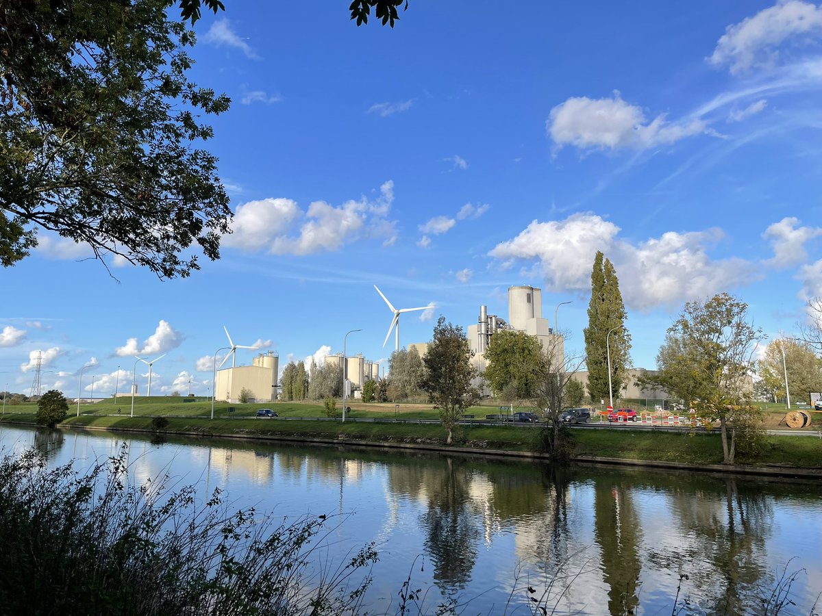 BeaufortEng's tweet photo. A beautiful day to wander the battlefields with Year 10! #WW1 #Battlefields #Belgium #Lijssenthoek #Ypres #popperinghe https://t.co/p6QtAeScEF