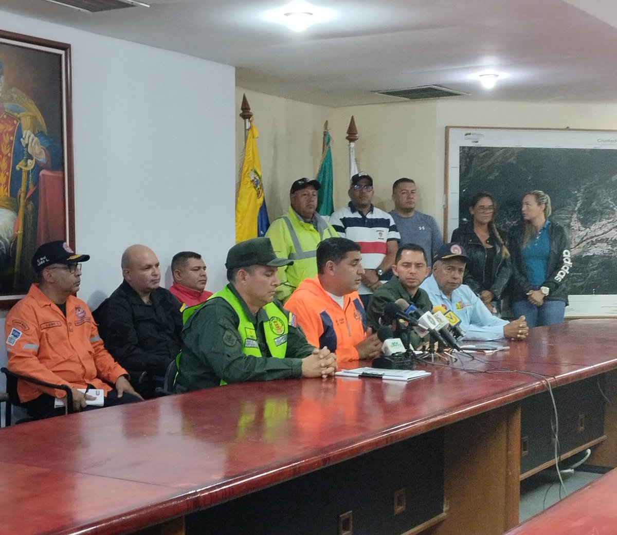 Gobernador <a href="/JEHYSONGUZMAN/">JEHYSON GUZMÁN</a> reconoce y agradece el invaluable apoyo brindado por las estructuras de base del <a href="/PartidoPSUV/">PSUV</a> son ellos y ellas los primeros en activarse en las emergencias y al llegar nosotros al sitio, son ellos quienes nos reportan <a href="/NicolasMaduro/">Nicolás Maduro</a> <a href="/dcabellor/">Diosdado Cabello R</a>