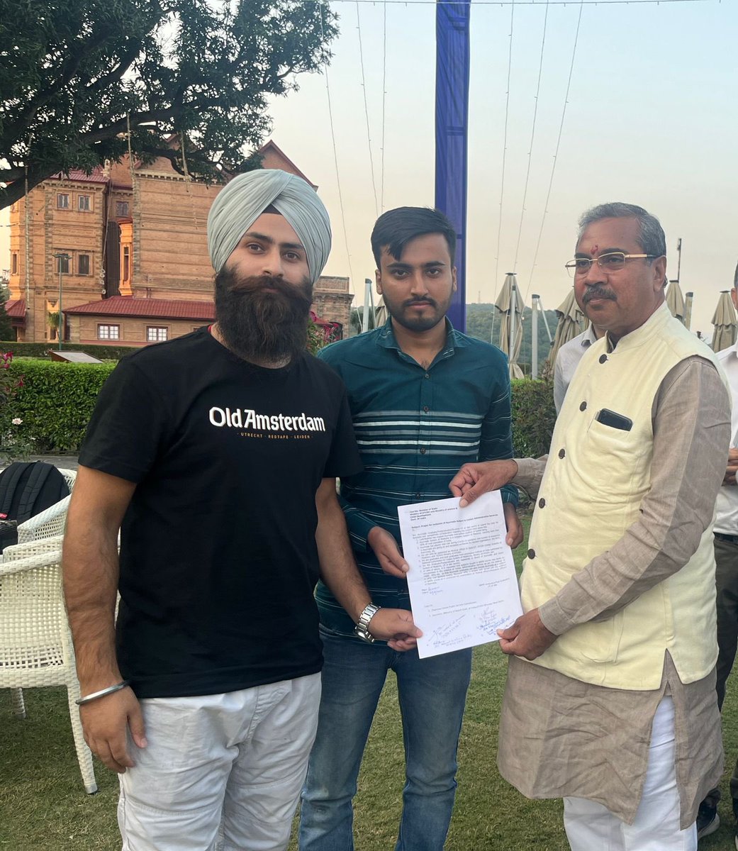 DrCharak's tweet photo. The college students of GAMC Jammu and Medical officers of Ayurveda J&amp;k  give a representation to MoS Ayush for inclusion of subjects of Ayurveda in the curriculum of UPSC civil services examination. @NIAJaipur @nitishwarKumar @moayush @secymoayush https://t.co/U5cCgTjBJw