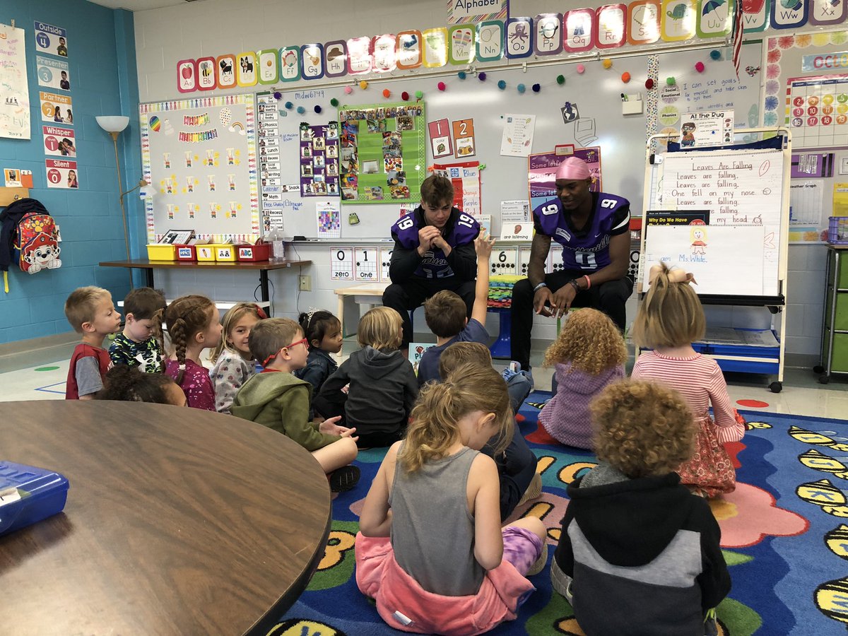 CoachCdick's tweet photo. Reading with the BULLDOGS! @fayar https://t.co/idPmlbWdRM