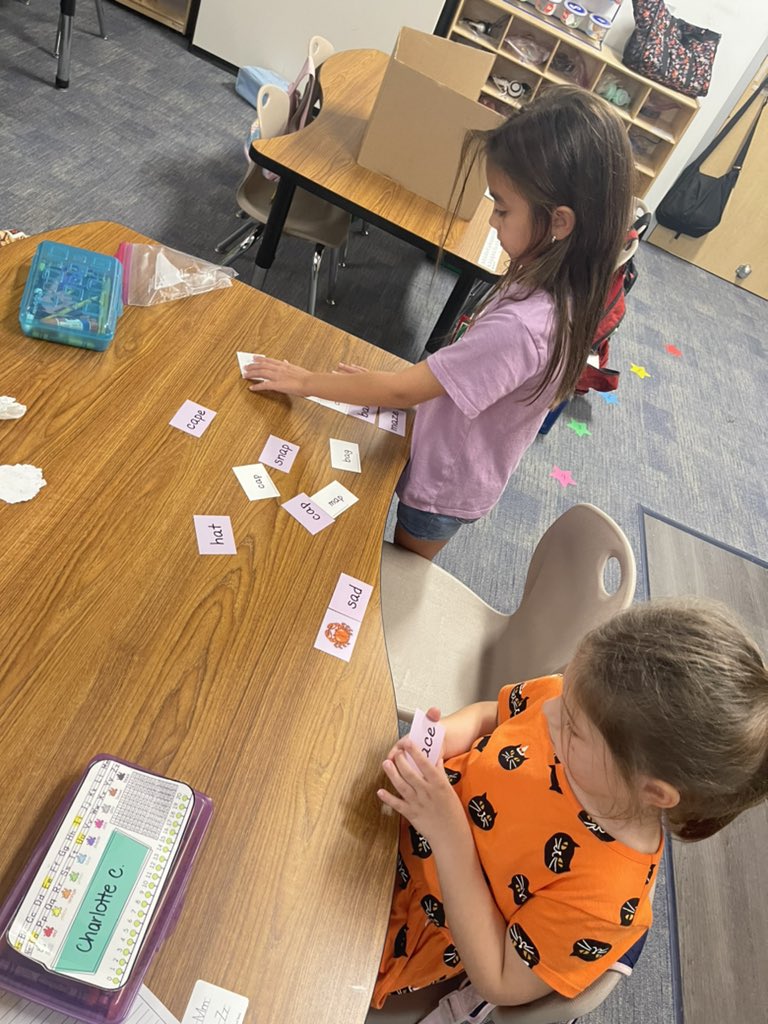 ColoniaCarolina's tweet photo. Working hard on our vowel sort 😊@BryantElem #bengalpride https://t.co/JqVNiBKpLx