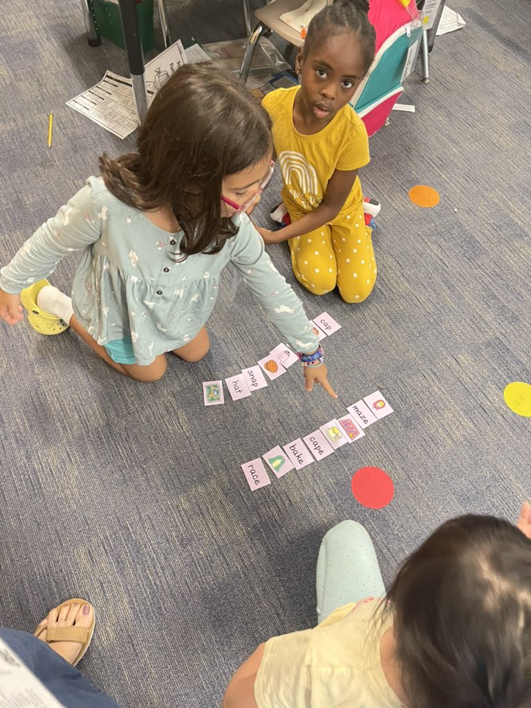 ColoniaCarolina's tweet photo. Working hard on our vowel sort 😊@BryantElem #bengalpride https://t.co/JqVNiBKpLx