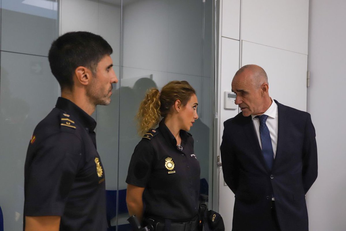 antoniomunozsev's tweet photo. Tras más de una década, #Sevilla vuelve a inaugurar una comisaría de @policia y lo hace en el Distrito Sur. Hoy hemos conocido las instalaciones con el ministro del @interiorgob. Ahora debemos continuar con los proyectos pendientes  para Nervión y Los Bermejales. https://t.co/ETyXwDvJyP