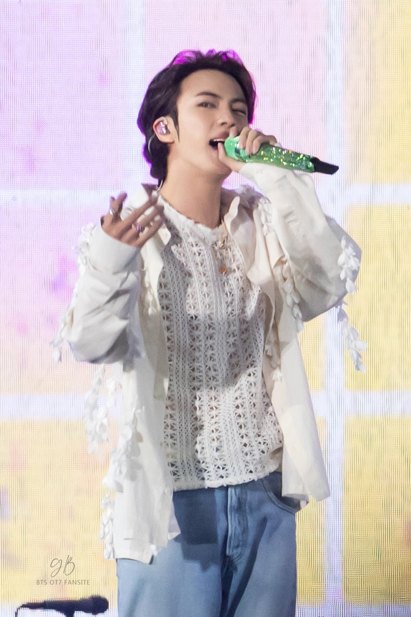 geobyeol's tweet photo. 221015 YTC in busan
석진아 큰일났어...
너의 미모가 들통나버렸어...,,,
팬 아닌분들도 다들 너 심각하게 잘생겼대... 

#BTS #방탄소년단 #JIN #김석진 #진 #맏형 #석진 #KIMSEOKJIN
@BTS_twt https://t.co/PJKlukfoN4