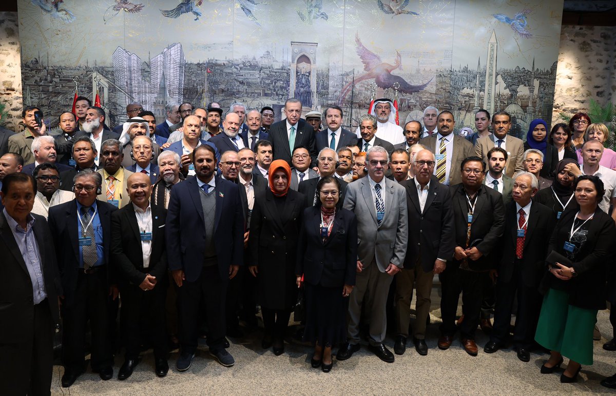 Le Président @RTErdogan a reçu les chefs de la confédération participant au Congrès international du Travail et de la Solidarité au palais de Dolmabahçe à Istanbul.