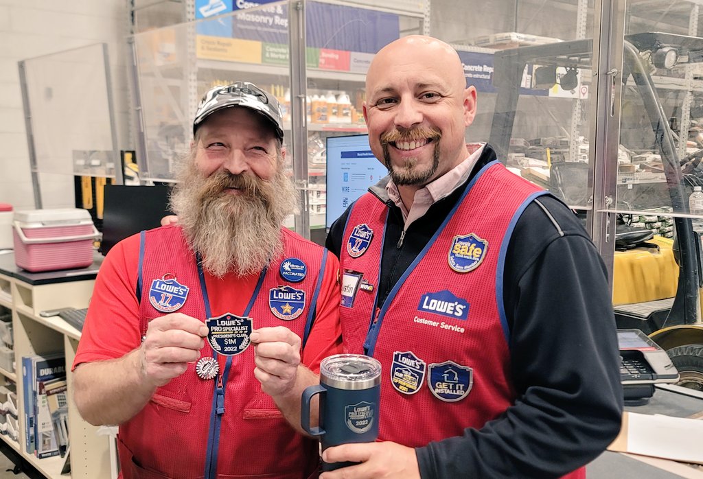 Awarding Fred for his Pro sales! #homeoftheprolowes <a href="/DustinCornell5/">Dustin Cornell</a> <a href="/BenitoKomadina/">Benito.Komadina@Lowes</a>