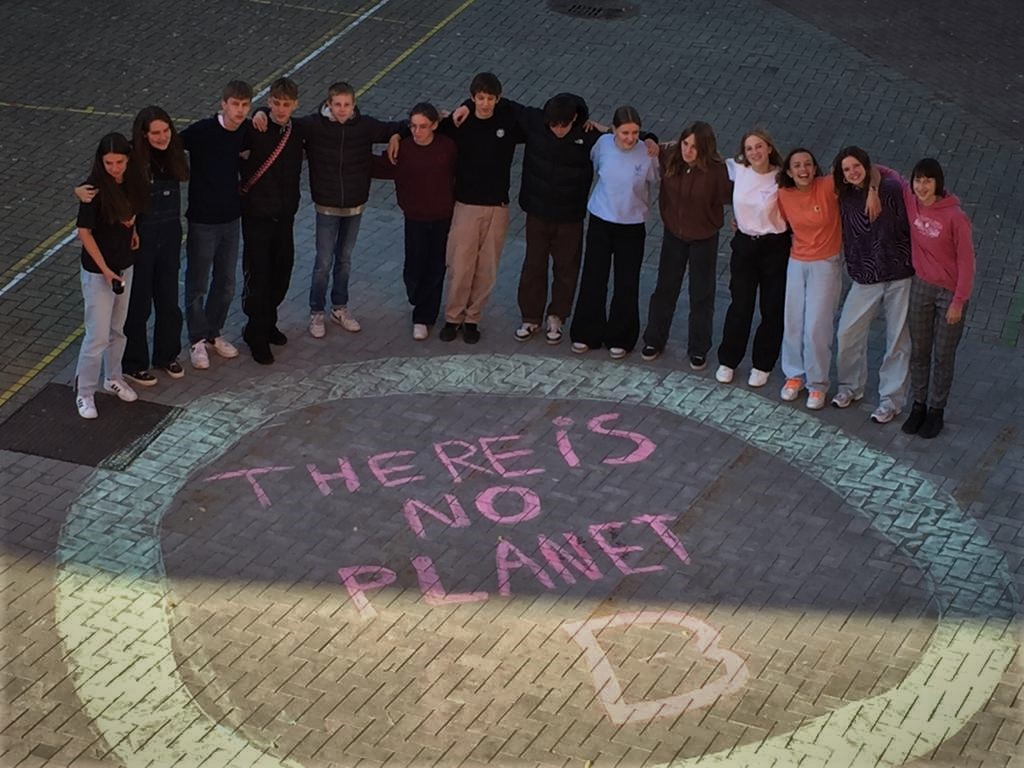 WWF_Belgie's tweet photo. 45.000 leerlingen kwamen vandaag alvast in actie voor het klimaat tijdens #StandUpForClimate.
Zondag is het aan jou, kom naar de klimaatmars! Afspraak om 13u aan het Noord Station.
#WalkForYourFuture https://t.co/qpXuiSJPZM