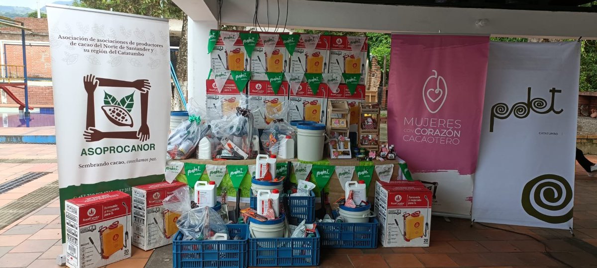 RenovacionCo's tweet photo. 📍En #Catatumbo en el marco de proyectos financiados convenio ART - @GoberNorte, se realizó la entrega de insumos a 3⃣2⃣familias productoras de cacao en Sardinata, por medio del  proyecto fortalecimiento al sector cacaotero en los municipios #PDET ejecutado por ASOPROCANOR . 🧵 https://t.co/SmUFOepwT2