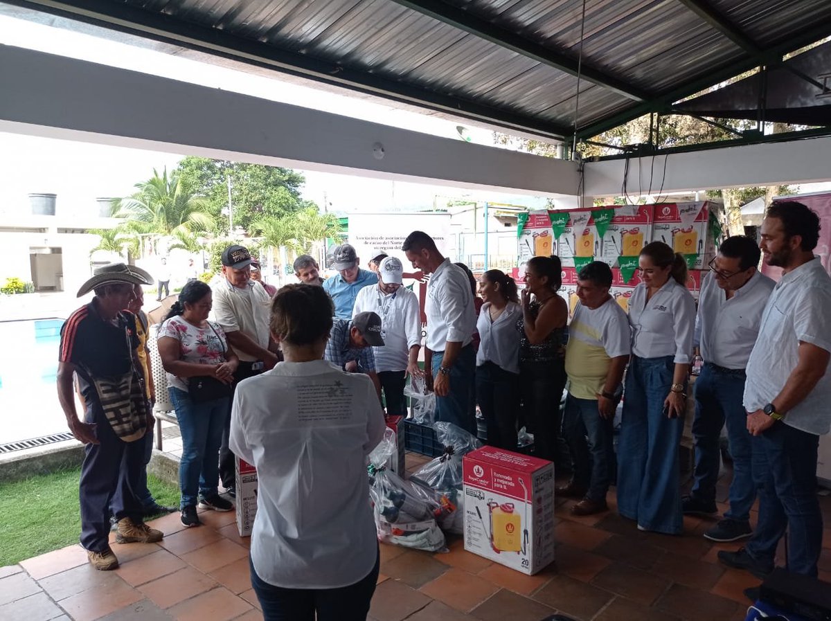 RenovacionCo's tweet photo. 📍En #Catatumbo en el marco de proyectos financiados convenio ART - @GoberNorte, se realizó la entrega de insumos a 3⃣2⃣familias productoras de cacao en Sardinata, por medio del  proyecto fortalecimiento al sector cacaotero en los municipios #PDET ejecutado por ASOPROCANOR . 🧵 https://t.co/SmUFOepwT2