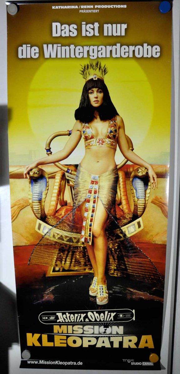 #forsale #zuverkaufen  at/bei #KuSeRa #onlineshop #vintage #design #filmposter #asterixundobelix #funny #cleopatra #poster

Asterix + Obelix Mission #Kleopatra Poster 57x137cm - Das ist nur die Wintergarderobe - Interesse, dann klicken Sie hier👉👉👉shop.kusera.de/Asterix-und-Ob…👈👈👈