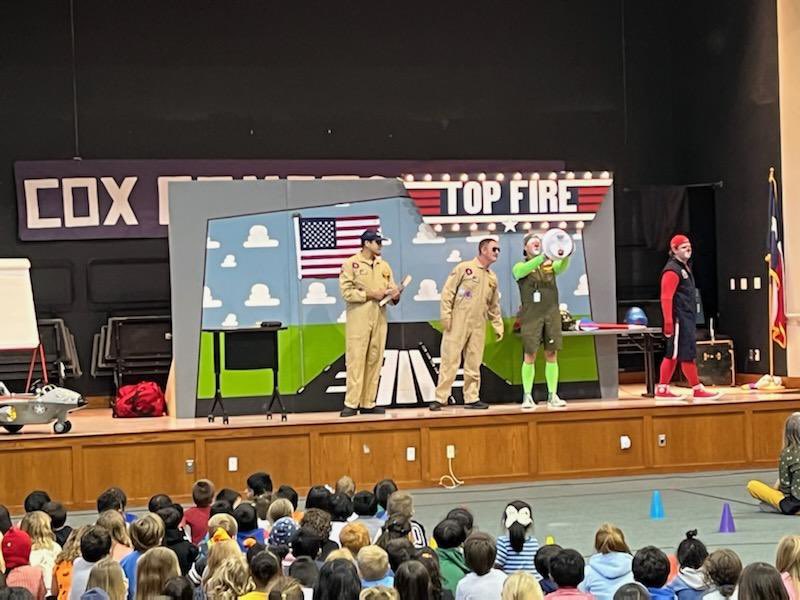 jmallinger01's tweet photo. CPFD HEATS teaching fire safety at Cox Elementary. @CedarParkTX @cox_comets @CPPFFA4233 https://t.co/9jLoz7Io5v
