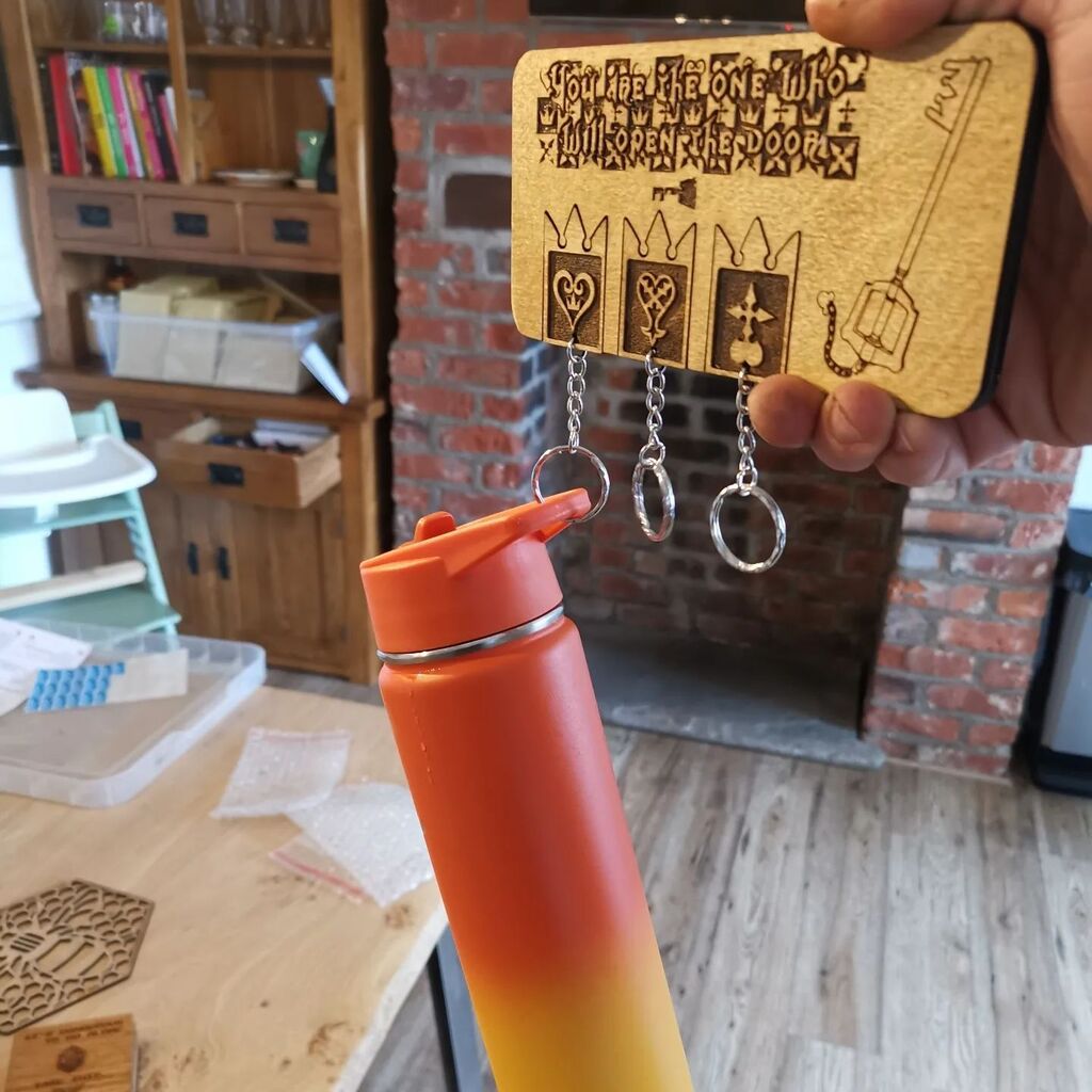 ChocoboSquare's tweet photo. Wondering how much weight the keychains will hold?

Well, this Kingdom Hearts inspired piece is currently holding over 2.5lbs or 1.1kg of weight!

Pretty sturdy stuff. Just make sure your walls can withstand the weight! https://t.co/47JuTh3sSX https://t.co/Ytf50AozhR