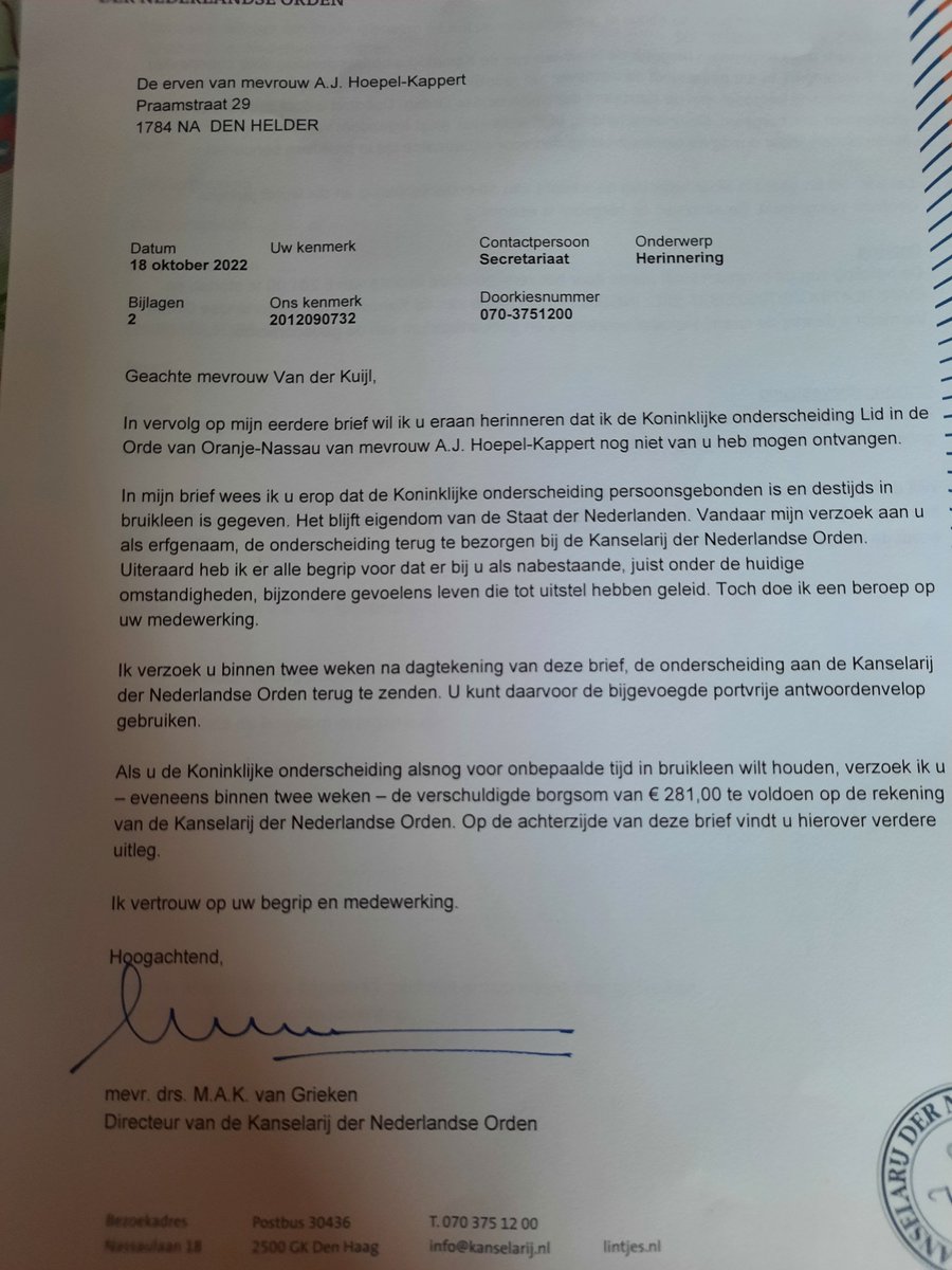 vanderkuijl29's tweet photo. Mijn moeder onderscheidenvoor meer dan 30 jaar heel veel vrijwilligerswerk bij o.a het Rode Kruis.
Is overleden en dan moet je de onderscheiding weer terug sturen  od even €281 over maken. Als je hem terug stuurt  dan kunnen ze hem weer aan een ander uitreiken  kijk dan https://t.co/3GQDFRE0ss