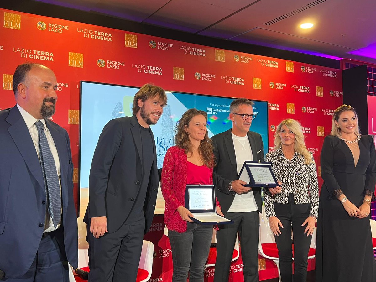 vaticannews_it's tweet photo. #cinema Alice Tomassini e Pierluigi Di Lallo premiati con il Sorriso Diverso Roma Award 2022 rispettivamente per il Miglior Film su tematiche straniere e il Miglior Film italiano #laziofilmcommission 
@RomaFilmFest 
@Festival_tsn 
@AliTomassini 
@Tenderstories
@paoloruffini2 https://t.co/bqL2UpEWmL