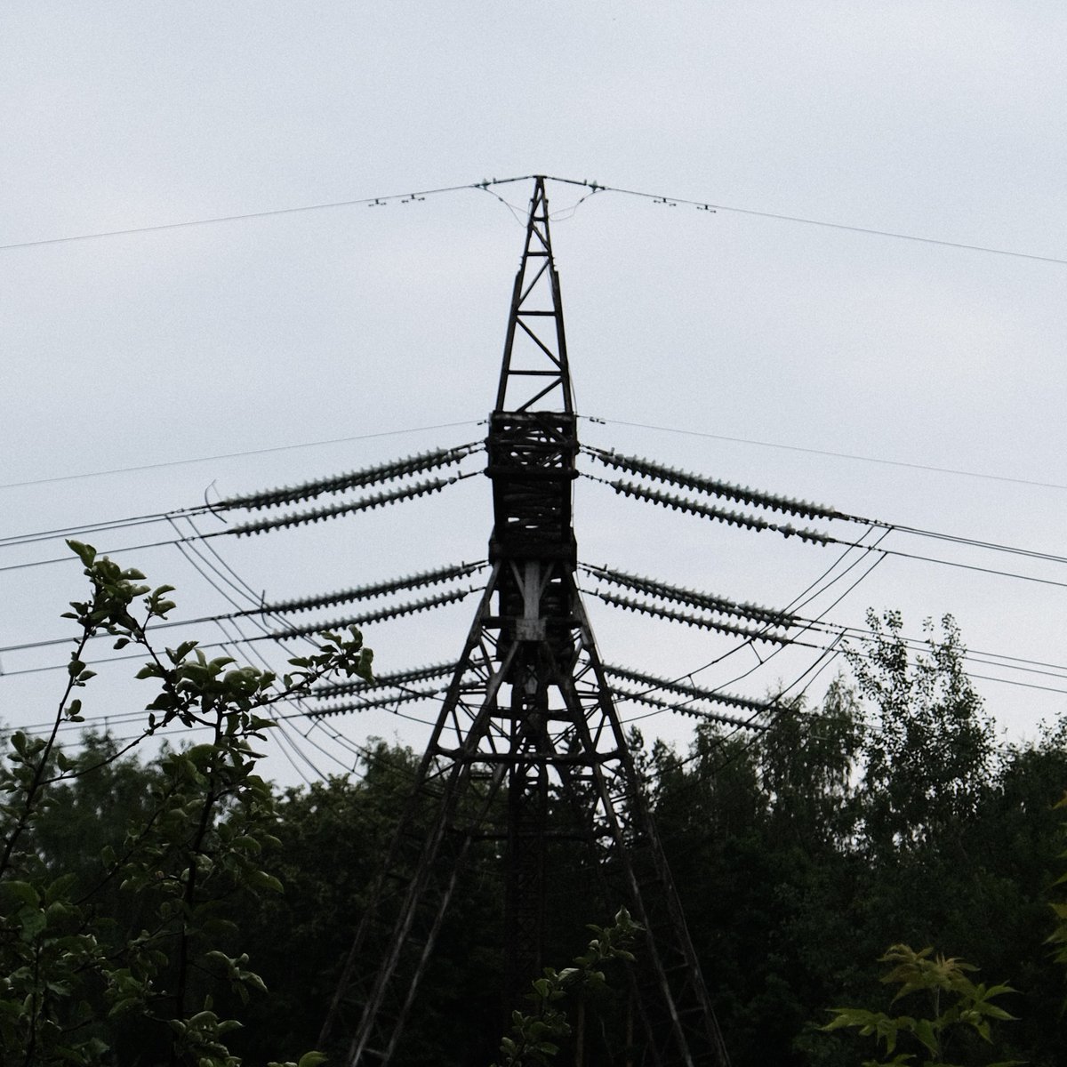 _photophobia_'s tweet photo. ⚪️⚫️⚪️

#keepitsiimple #minimalism #urbanism #urbanphotography #powerlines #transmissionlines #photography #fujifilm https://t.co/Yb4lPYyggk