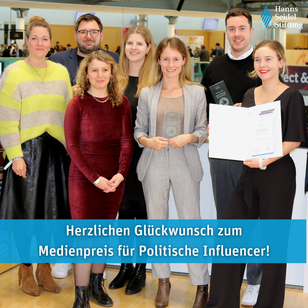 HSSde's tweet photo. Das sind DIE #Infotainer 2022: Wir gratulieren den Gewinnerinnen und Gewinner unseres #HSS #Medienpreises für #Politische #Influencer. Amelie von FUNKE (#TikTok), das Team von "heute wichtig" (#Podcast) und das #Multimedia - Projekt "word & weapons". Viel Erfolg!
@MarkusFerber https://t.co/aZaIQF1l0g