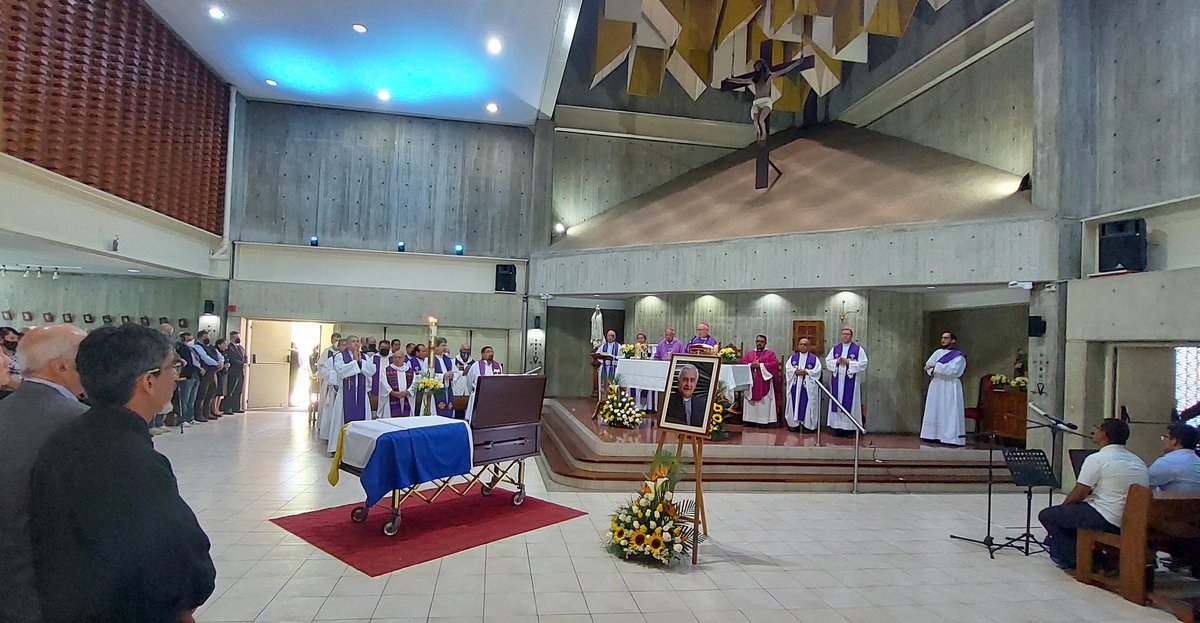 TeologiaUCAB's tweet photo. #Ahora comienza la primera eucaristía del día oficiada por la Facultad de Teología #ITERUCAB y la Conferencia Episcopal Venezolana.
"Le pedimos a Dios que le de pronta entrada a su reino a nuestro hermano, el RP Francisco José Virtuoso SJ". https://t.co/rBvSmLbArq