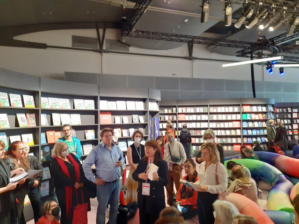 Uno de los actos más distintivos de hoy en la @Book_Fair, era la velada literaria con #libreros en la que están participando nuestra directora general, María José Gálvez y la comisaria del proyecto #SpainFrankfurt2022, @elviramarco. #LBM22 #CreatividadDesbordante @SpainFBM2022
