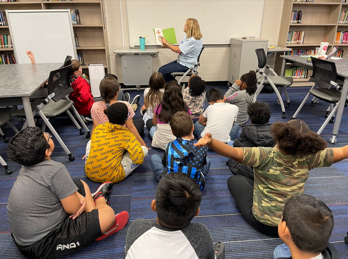 LindaBr41452390's tweet photo. RISD Reads Day '22 at O. Henry Elementary
6th graders reading to Kindergarten students. #RichardsonReadsDay22  #LibrariesinRISD @ohemustangs #RISDBelieves📚🏫🙂 https://t.co/2CB5YY309B