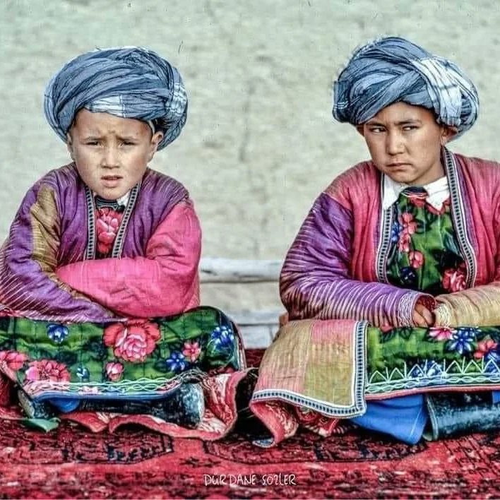 n_najitweets's tweet photo. #۲۹میزان اوزبیک تیلی ملی کونی برچه تیلداشلریمگه قوتلوغ بولسین...!

سونگی ییگیرمه ییل جریانیده اوزبیک تیلی و ادبیاتی رواجلنیش اوچون کوپ‌ تلاش بولگن و بو خصوصده اوزبیک فرهنگی لرنینگ حصه سی کته ایدی.
(۱/۲) https://t.co/KhHnw1HNvF