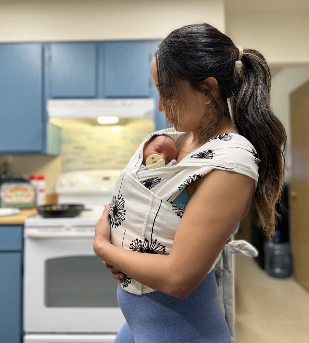 Happy Friday 😍 "The best way to get in some skin-to-skin bonding when you have so much to do throughout the day". 
Thanks to <a href="/hi/">hi</a>.im.chelsea_ for sharing her #bkjourney with us!💪🏻

#babywrap #babywearing #babyktan #babyktanwrap #babyktancarrier #kangaroo #skintoskin