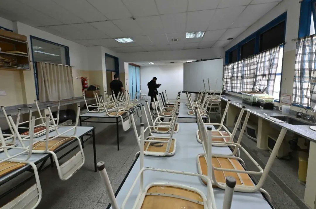 Con una inversión cercana a los $12 millones, el <a href="/gobiernochubut/">Gobierno del Chubut</a> realiza obras de refacción en la Escuela N°705 de Trevelin. 

✅️Entre los trabajos se destaca la refacción integral de los baños, la readecuación de la instalación eléctrica y cambio de luminarias.