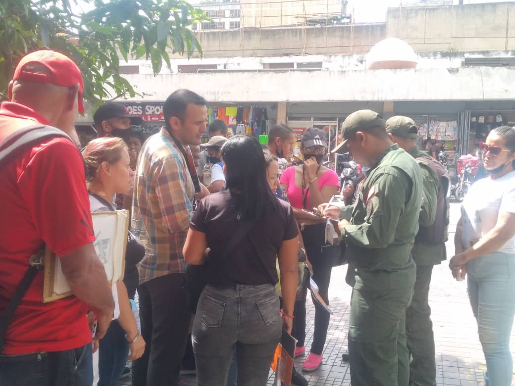 La Comunidad del #MercadoDeLosCorotos siguen en pies de lucha por regresar a su sitio de trabajo después que hayan sido víctimas del incendio del #31julio. Este #20Octubre se manifestaron en el Palacio de justicia <a href="/NicolasMaduro/">Nicolás Maduro</a> <a href="/delcyrodriguezv/">Delcy Rodríguez</a> <a href="/gestionperfecta/">Carmen Meléndez</a> <a href="/Nahumjfernandez/">Nahum Fernandez</a>