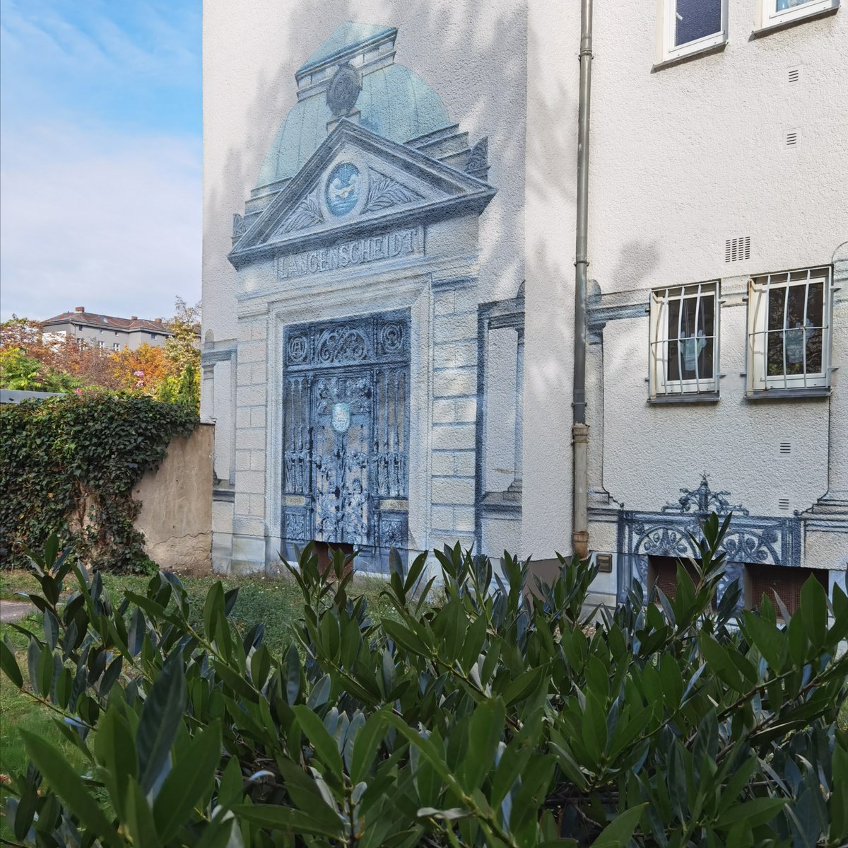 Stift_und_Bogen's tweet photo. Alter Kirchhof der St.-Matthäus-Gemeinde, Schöneberg. Erinnerung an Gustav #Langenscheidt (* 1832 (#otd), † 1895), Pionier des Wörterbuches, Sprachlehrer, Buchhändler, Verlagsgründer. Stele und Fassadenbild erinnern an das Mausoleum, in dem er einst hier beigesetzt war.

#Berlin https://t.co/pu9WKu33EG