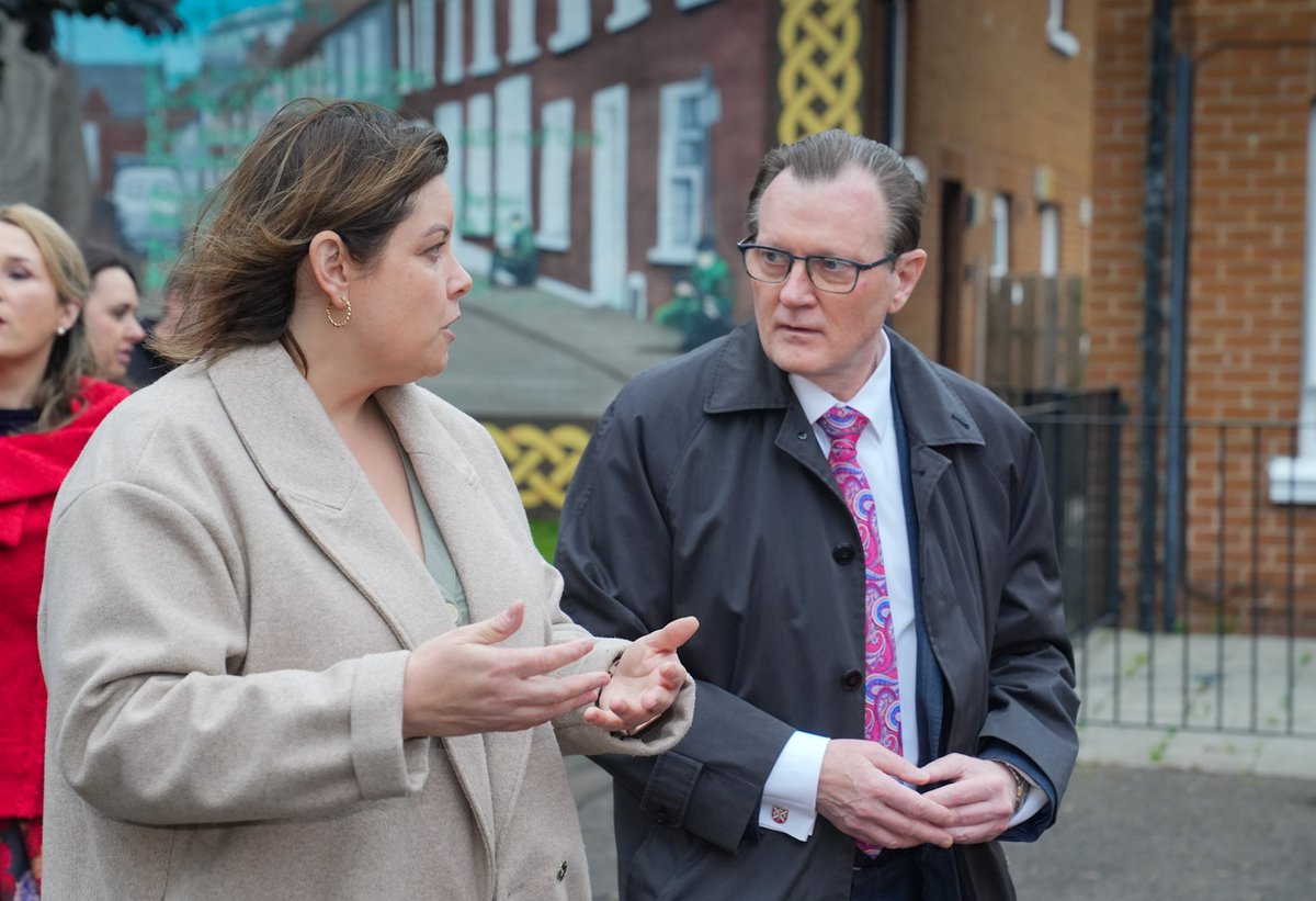 .@CommunitiesNI Minister @DeirdreHargey learns more about the QUB Community and Place Research Project in the Market area of Belfast with @QUBCommunities1 and @MDABelfast. The Minister heard about ongoing research and how it will help shape future plans.