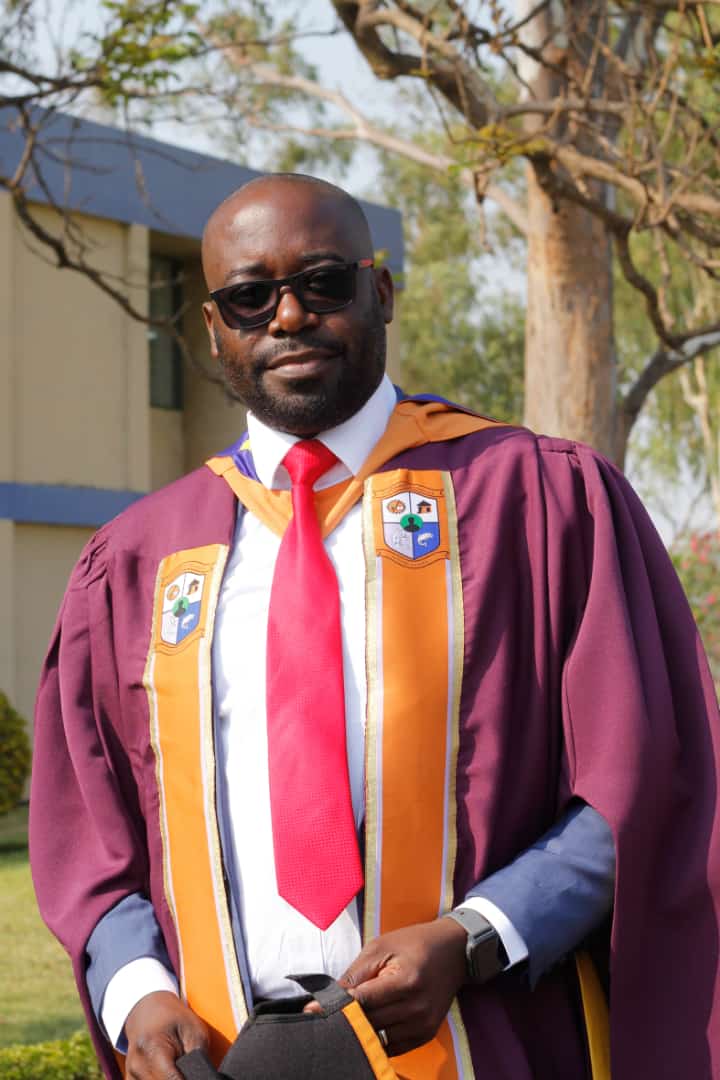 FoleMalembe's tweet photo. Join us in congratulating our Chairman Mr Ray Mumba, who graduated today with a Masters in Finance from the Copperbelt University.
#CongratulationsBoss
#FoleMalembe https://t.co/s0YFTeLPuZ