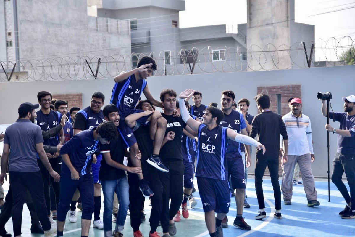 EmadRafique's tweet photo. CHASSS ayi na phir boys??
@aisaykaisayy @AbdullahTahir30 @_maaazz_ @sarabaftab https://t.co/OVyeh68KlP
