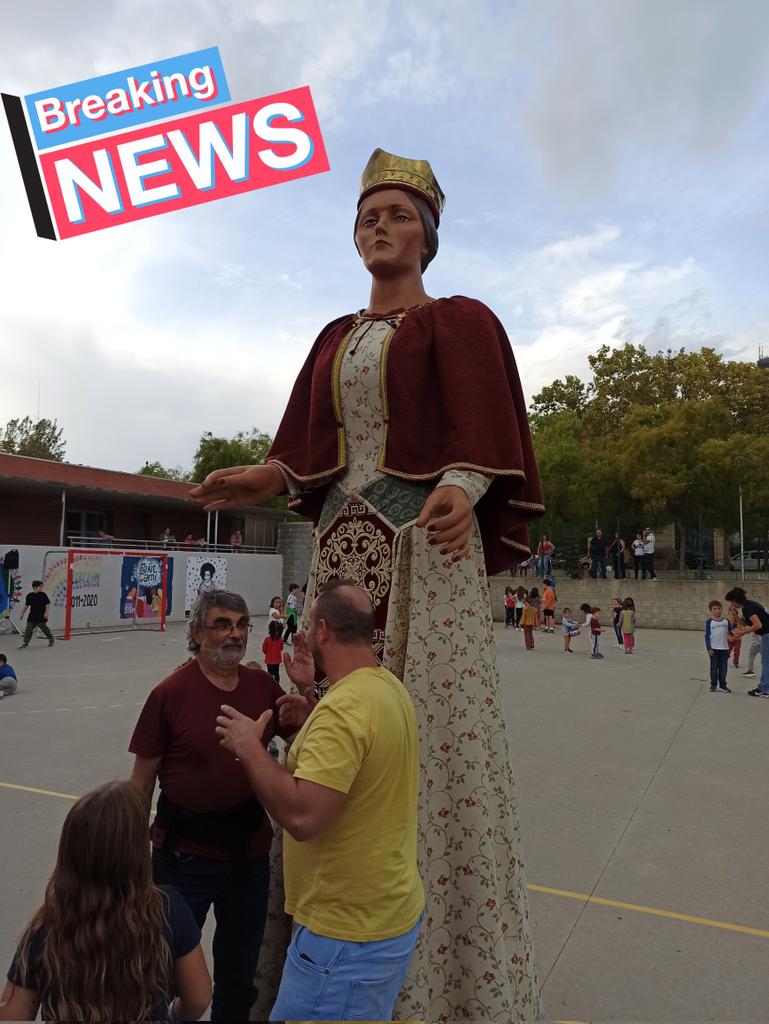 FerreresMaria's tweet photo. Avui és Festa Major a l' @EscolaMillenari ensenyem les nostres tradicions als convidats de Turquia, Letònia, Itàlia, Romania i Grèciadins del @Erasmus_Project Gràcies @amilenari https://t.co/VMPD5PiQBq