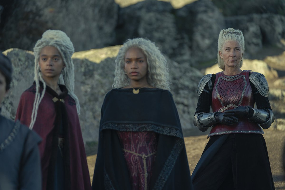 evebestsource's tweet photo. NEW STILL 📸 || Rhaenys Targaryen e suas netas Baela Targaryen e Rhaena Targaryen no último episódio de @HouseofDragon - "The Black Queen".
#rhaenystargaryen #houseofthedragon #hotd #acasadodragão #asiof https://t.co/O6Fri8yTy6