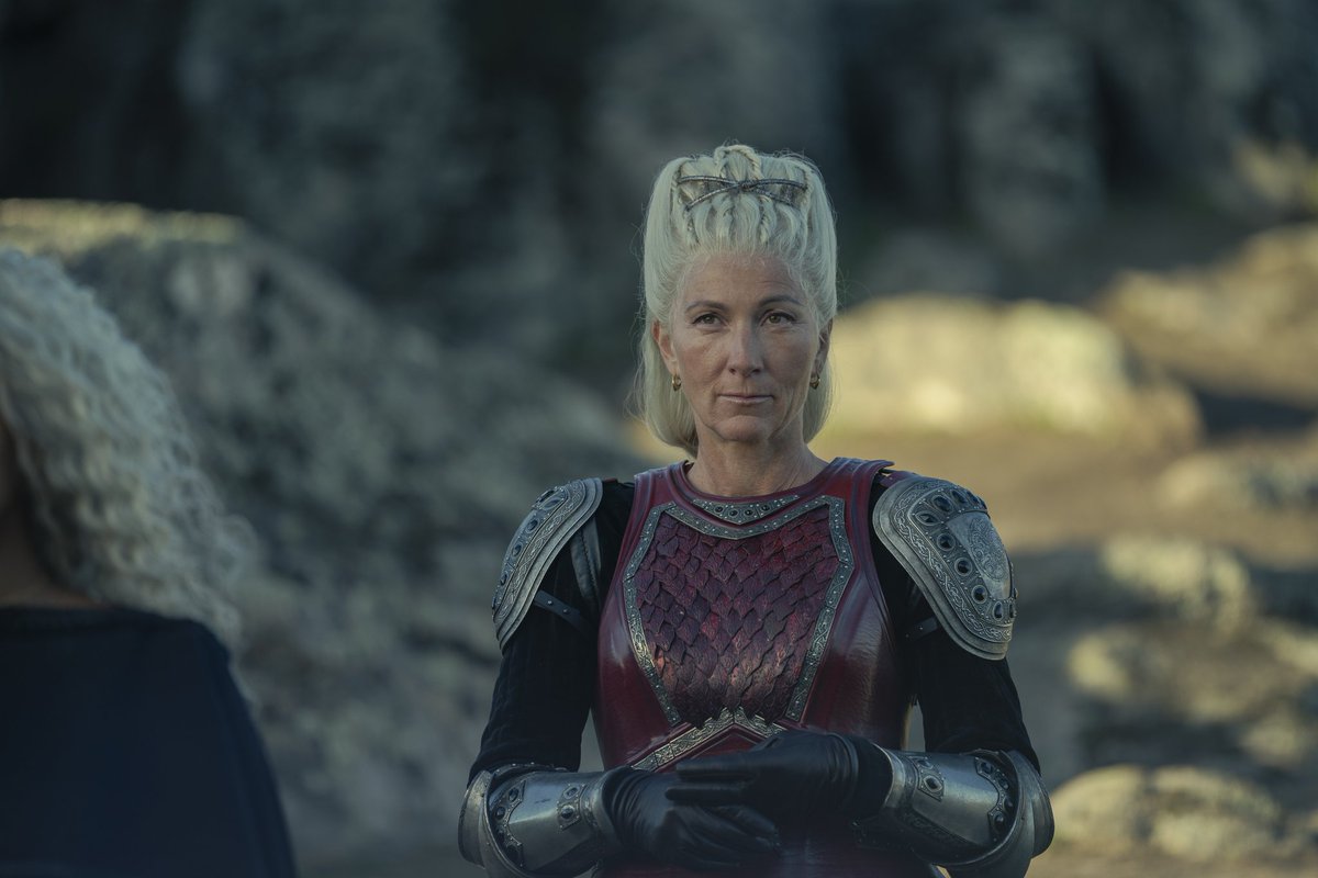 evebestsource's tweet photo. NEW STILL 📸 || Rhaenys Targaryen e suas netas Baela Targaryen e Rhaena Targaryen no último episódio de @HouseofDragon - "The Black Queen".
#rhaenystargaryen #houseofthedragon #hotd #acasadodragão #asiof https://t.co/O6Fri8yTy6