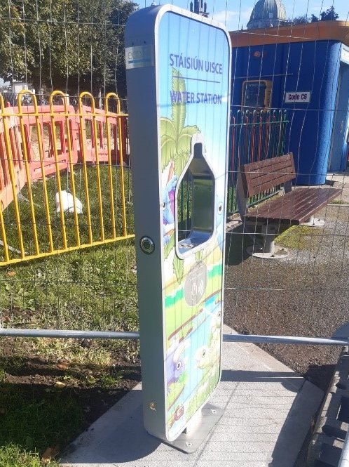 A water station was recently installed in Children’s Millenium Park💧Members of the public can now refill water bottles by activating the infra-red sensor on the left hand side of the station. This water station helps reduce waste from single-use plastics 🌱