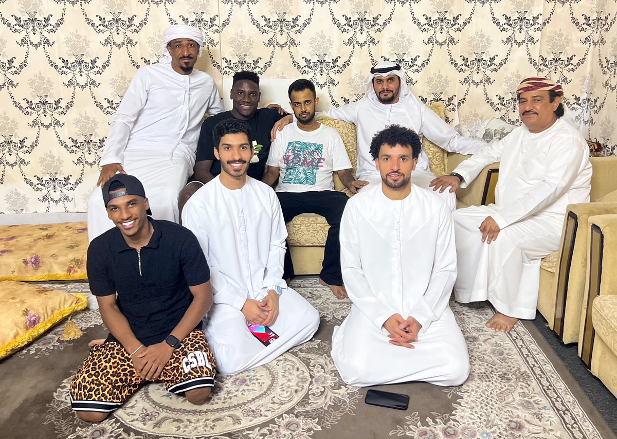 kalbafc_ae's tweet photo. محمد عبدالله الزعابي مشرف الفريق الأول وموسى حطب إداري الفريق و اللاعبين يزورون المشجع ياسر للأطمئنان على صحته بعد تعرضه لوعكة صحية و أجرى عملية جراحية ناجحة في القلب متمنين له دوام الصحة و العافية . https://t.co/8UqXqOLEOD