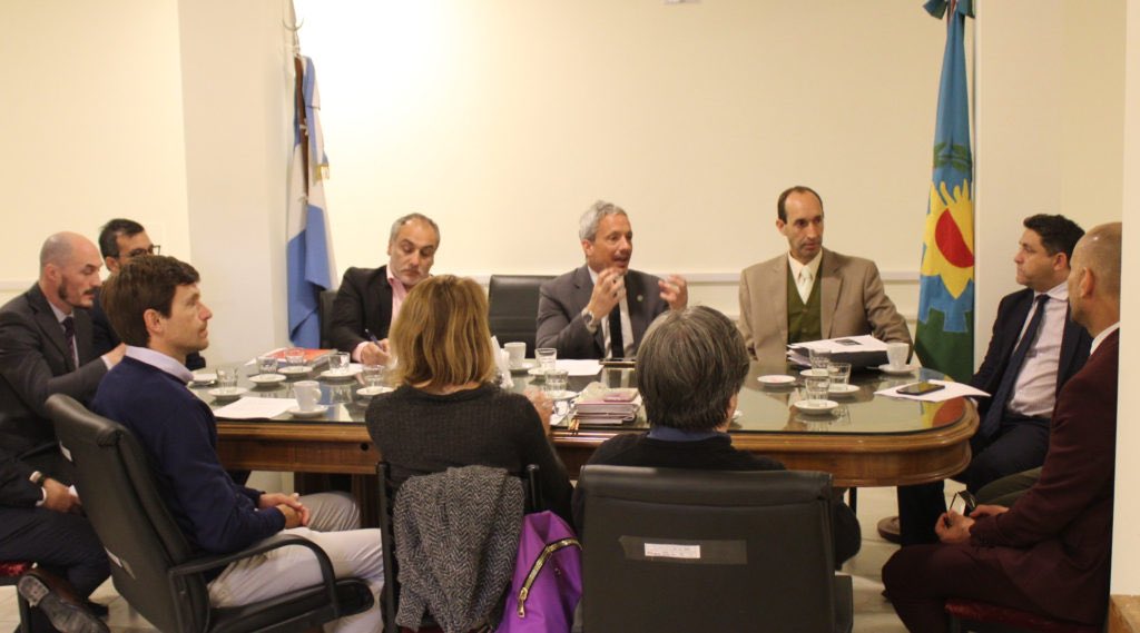 CA_MDP's tweet photo. Miembros de la Mesa Directiva del #CAMDP se reunieron con integrantes de la Cámara Civil y Comercial Departamental en un encuentro en el que se solicitó el estricto cumplimiento de la normativa vigente para regular honorarios de abogados/as y fijar la retribución de Mediadores. https://t.co/t5yiRbJCm9