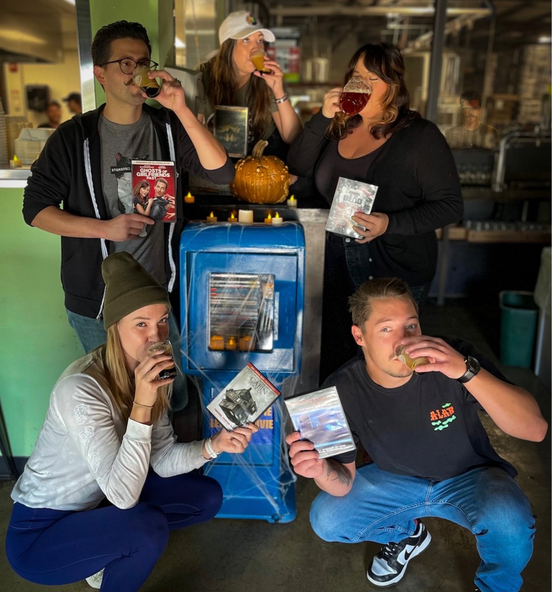StonefaceBrew's tweet photo. Stoneface is the first 📼 @freeblockbuster 📼 location in New Hampshire - swing by, grab a 4-pack, take a movie/leave a movie! 📼🍻💿🎥
👉 Swipe for the current spooky szn movie line-up 🎃👻
#freeblockbuster #StonefaceBrewing https://t.co/3XCZOVg8Ic