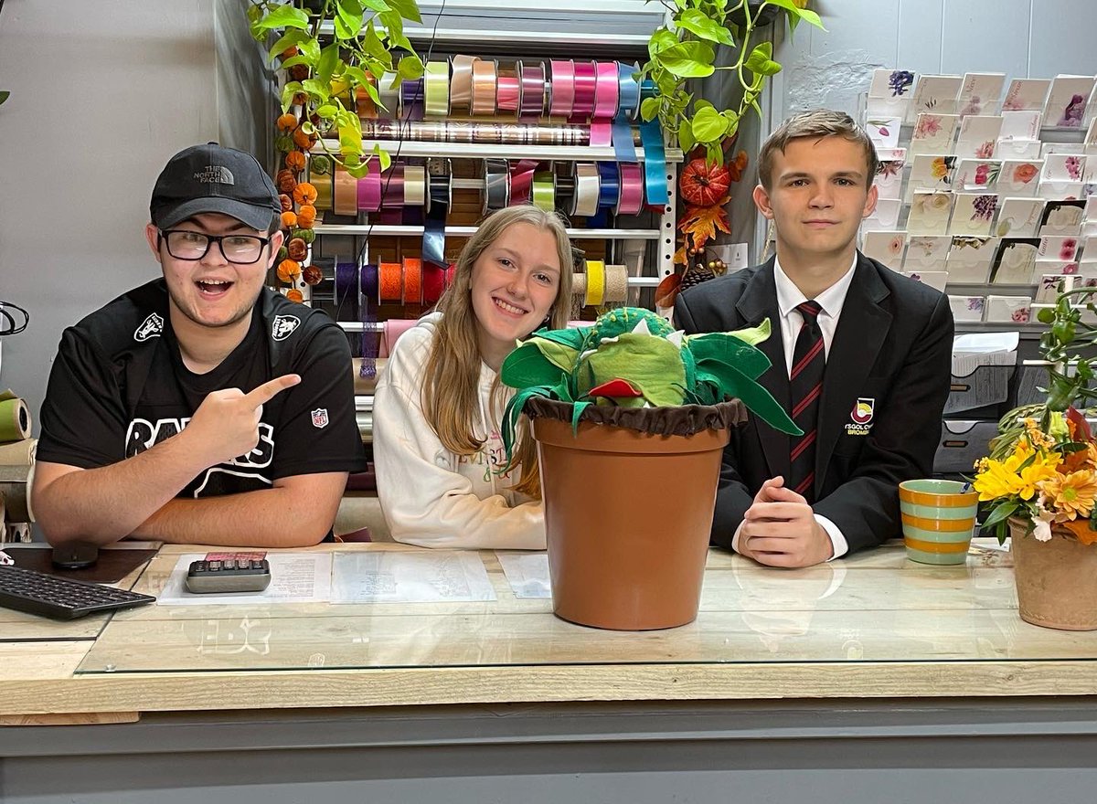 PTAOS_Youth's tweet photo. “Excuse me, I couldn’t help noticing that strange and interesting plant. What is it ?”

“It’s an Audrey Two”

Whilst out and about on “skid row”, why not visit The Flower Box, Port Talbot and check out their wonderful array of flowers, plants &amp; gifts https://t.co/sRS9ufe7q3