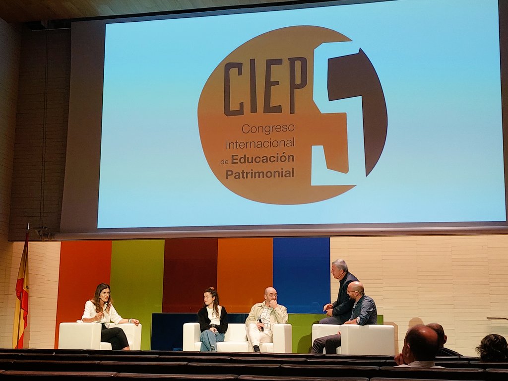 #ConversacionesEnTresillo #CIEP5 A veces somos poco generosos en reconocer que la educación puede cambiarnos (Olaia Fontal @ofontal) #vuelvenlosabrazos #EdPatrimonial #ComunidadesCIEP #OEPE #Madrid #CentroElAguila #UVA #UPV