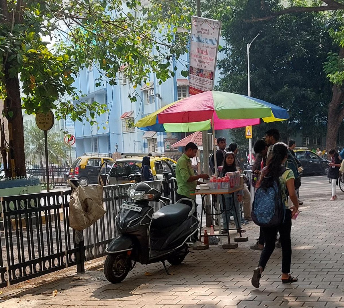 PushpanathanY's tweet photo. illegal stall near kalsa college opposite state bank. blocking footpaths @mybmcWardFN please clear this hawkers from public footpath @mybmc @LawyerGkm @girishmishra995 @skk_the @vn_yogesh @kiran_motha @mayor_mumbai @AndFootpath @RoadsOfMumbai @RoadsOfBombay @AndFootpath https://t.co/33KxUCgPDF