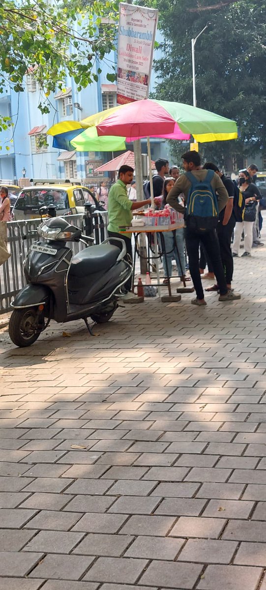 PushpanathanY's tweet photo. illegal stall near kalsa college opposite state bank. blocking footpaths @mybmcWardFN please clear this hawkers from public footpath @mybmc @LawyerGkm @girishmishra995 @skk_the @vn_yogesh @kiran_motha @mayor_mumbai @AndFootpath @RoadsOfMumbai @RoadsOfBombay @AndFootpath https://t.co/33KxUCgPDF