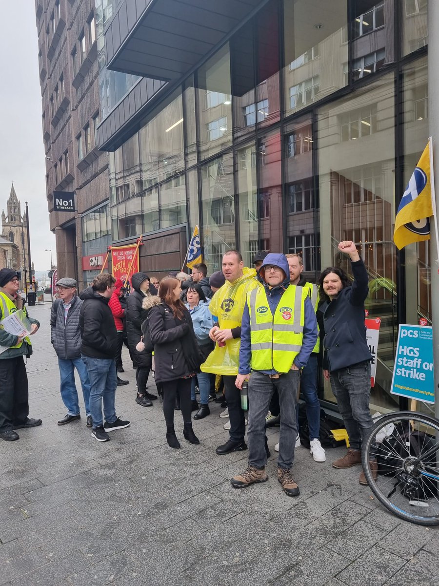 On the 5th day of their latest round of action, HGS strikers joined a rally to show solidarity with MoD staff whose office is threatened with closure pcs.org.uk/hgso21 #HighlyRatedPoorlyPaid