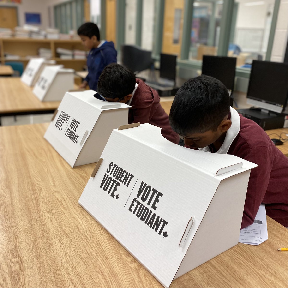 Jr/Int @MilitaryTrailPS students cast their #StudentVote ballots in the LLC today! @CIVIX_Canada