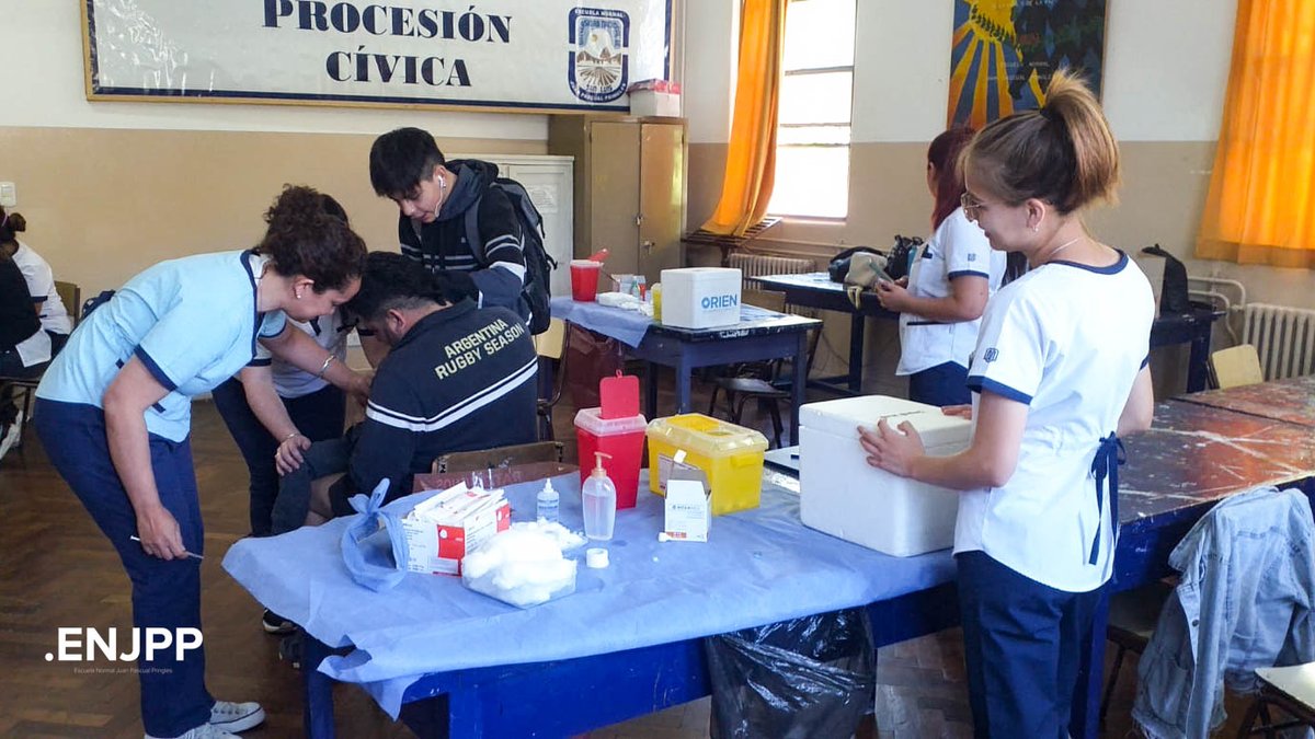 enjpp_edu's tweet image. 🔵Esta mañana, las y los profesionales del Servicio de Inmunizaciones de la provincia de San Luis visitaron la #ENJPP para aplicar vacunas💉contra el sarampión, rubeola y paperas. También se inoculó contra la poliomielitis.

Más información ➡️ bit.ly/3VYNNwS

#LaMixta